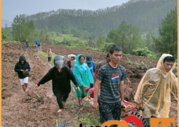 Masyarakat dan Polisi saat evakuasi mayat korban longsor, Kamis (7/12).