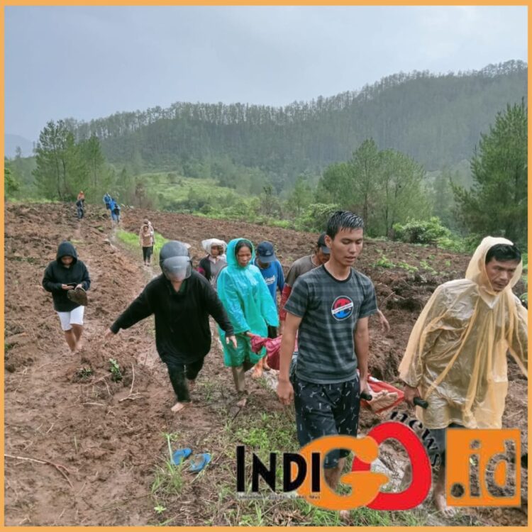 Masyarakat dan Polisi saat evakuasi mayat korban longsor, Kamis (7/12).