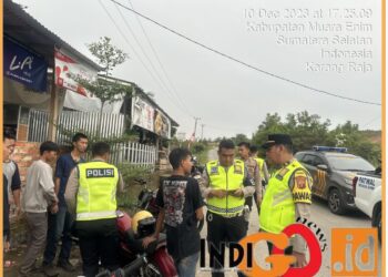 Personil Satlantas Polres Muara Enim saat melakukan penertiban dijalan Desa Transad Sosial, Minggu (10/12).