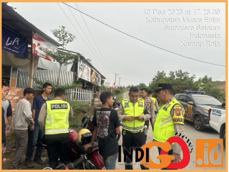 Personil Satlantas Polres Muara Enim saat melakukan penertiban dijalan Desa Transad Sosial, Minggu (10/12).