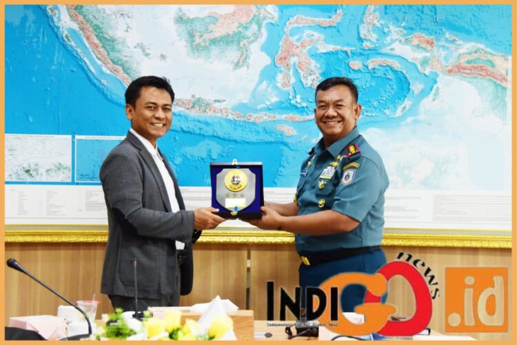 Danpushidrosal, Laksamana Madya TNI Budi Purwanto bersama Kepala BIG, Prof. Dr. rer. nat. Muh Aris saat tanda tangani kersama sama, Rabu (13/12).