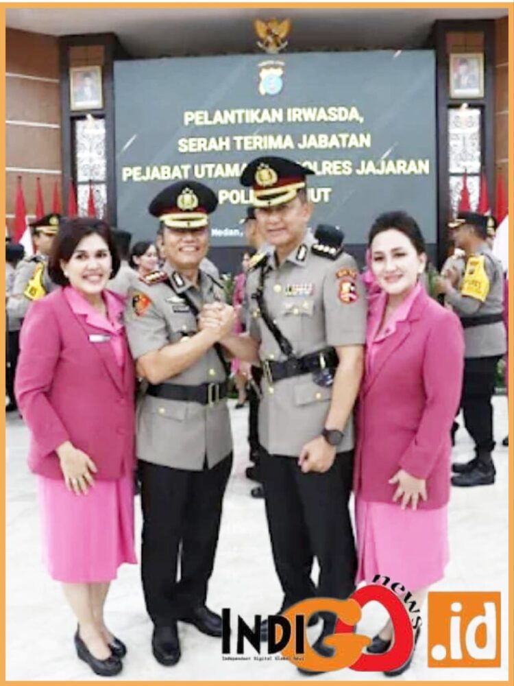 Kombes. Pol. Dr. Teddy Jhon Sahala Marbun SH, MHum dan Kombes. Pol. Valentino Alfa Tatareda SIK, SH saat sertijab, Selasa (19/12).