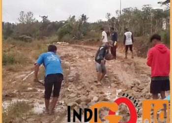 Warga Desa Penanggangan II Parhorian saat gotongroyong perbaikan jalan, Selasa (19/12).