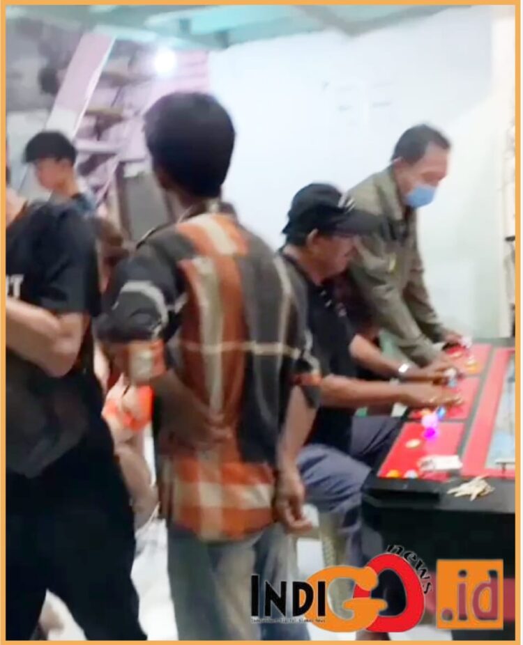 Perjudian gelper tembak ikan milik, Mandoko di tenda biru dekat rel jalan Berlian Sari - Medan, Kamis (21/12).