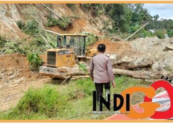 Anggota Polsek Pahae Julu saat tinjau lokasi, Sabtu (23/12).