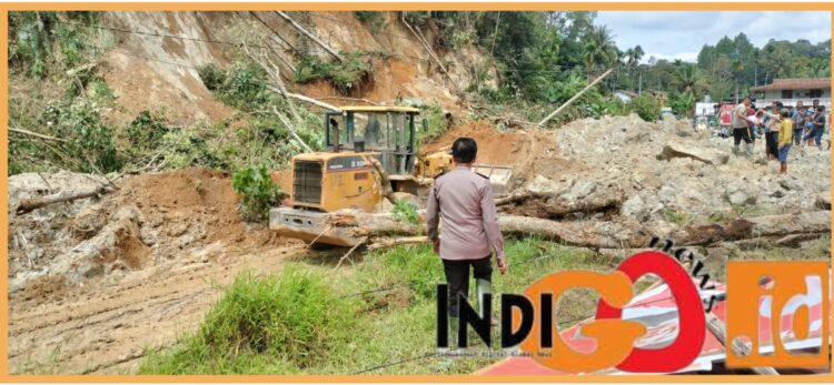 Anggota Polsek Pahae Julu saat tinjau lokasi, Sabtu (23/12).