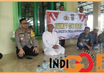 Kapolresta Deliserdang, AKBP. Raphael Sandhy Cahya Priambodo SIK bersama warga saat giat Jumat curhat, Jumat (22/12).