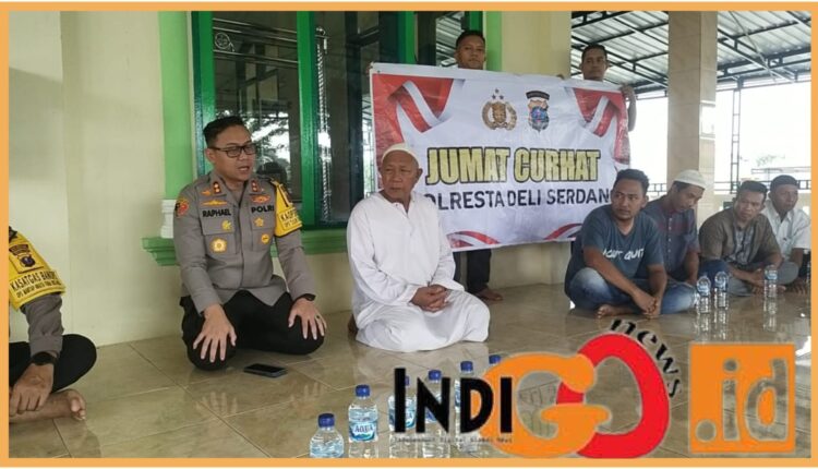 Kapolresta Deliserdang, AKBP. Raphael Sandhy Cahya Priambodo SIK bersama warga saat giat Jumat curhat, Jumat (22/12).