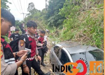 Personel Polres Taput saaat evakuasi mobil honda brio yang tertimpa longsor, Rabu (27/12).