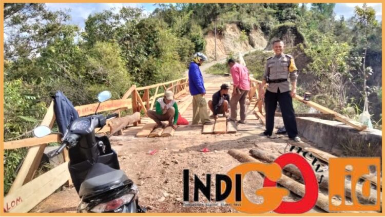 AIPTU. Pola Simanjuntak bersama warga saat perbaiki jalan, Sabtu (6/1).