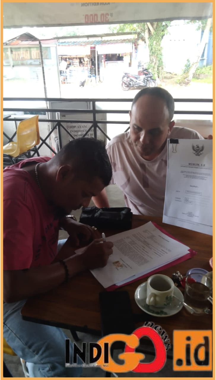 Fahmi saat tandatangani surat kuasa kepada Tengku, Sabtu (6/1).