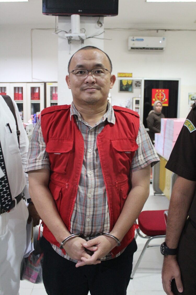 RTZ, Kepala Unit Pelayanan Teknis (UPT) Jalan dan Jembatan pada Dinas Bina Marga dan Bina Konstruksi (BMBK) Provinsi Sumatera Utara (Provsu) saat ditahan Kejatisu, Selasa (9/1).