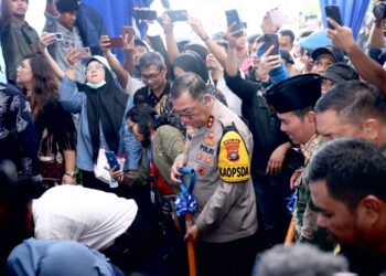 Kapolda Kepri, Irjen. Pol. Drs. Yan Fitri Halimansyah MH saat melaksanakan peletakan batu pertama pembangunan rumah contoh, Rabu (10/1).