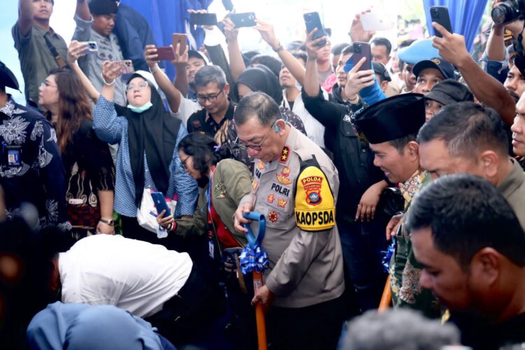 Kapolda Kepri, Irjen. Pol. Drs. Yan Fitri Halimansyah MH saat melaksanakan peletakan batu pertama pembangunan rumah contoh, Rabu (10/1).