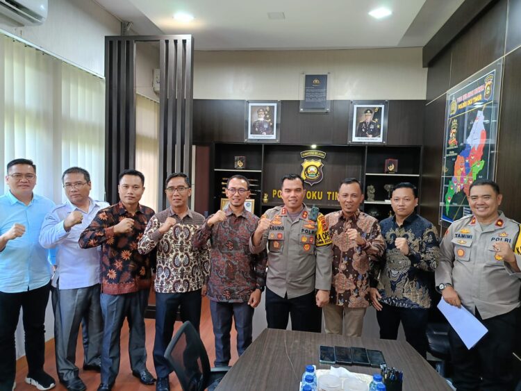 Kapolres OKU Timur, AKBP. Dwi Agung Setyono SIK, MH didampingi Kabag OPS Polres OKU Timur, KOMPOL. Tamimi SH, MM bersama Kasat Intelkam Polres OKU Timur, IPTU. Arie Gusman SE, MM saat menerima audiens Komisioner KPU OKU Timur, Kamis (11/1).