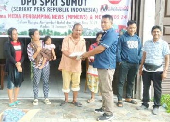 Ketua DPD SPRI Sumut, Burju Simatupang ST, SH didampingi Sekretaris, Wilmar Tambunan SE dan Bendahara Ir. Sahroji saat giat bakti sosial, Kamis (11/1).