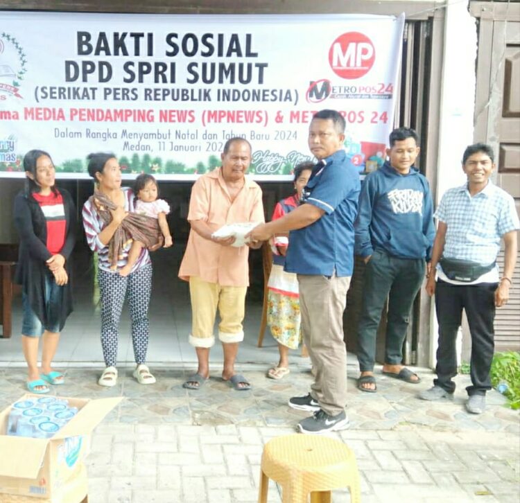 Ketua DPD SPRI Sumut, Burju Simatupang ST, SH didampingi Sekretaris, Wilmar Tambunan SE dan Bendahara Ir. Sahroji saat giat bakti sosial, Kamis (11/1).