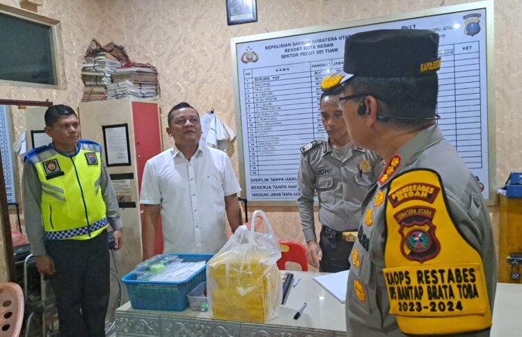 Kapolrestabes Medan, Kombes. Pol. Dr. Teddy Jhon Sahala Marbun SH, M.Hum didamping Plh Kasi Humas Polrestabes Medan, IPTU. Nizar Nasution saat kunjungi Polsek
Kamis (11/1).