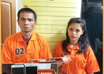 Roy Purba dan Cindy Samosir beserta 13 butir pil extacy saat diamankan di Polres Taput, Kamis (11/1).