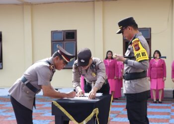 Kapolres Taput, AKBP. Ernis Sitinjak SH, SIK saat pimpin sertijab, Sabtu (13/1).