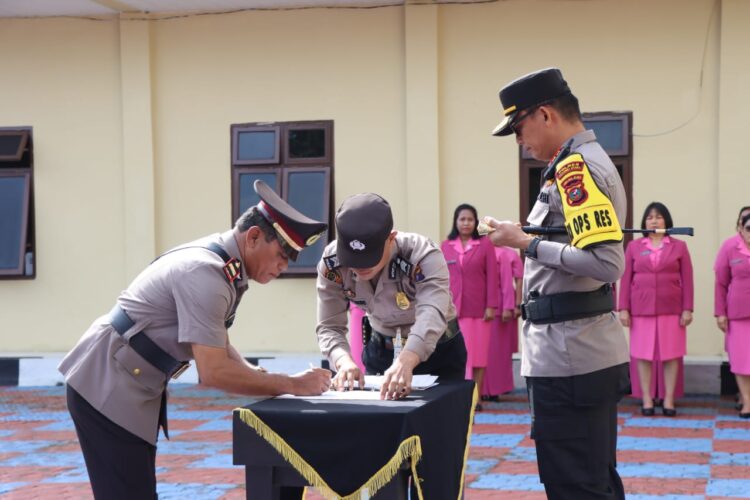 Kapolres Taput, AKBP. Ernis Sitinjak SH, SIK saat pimpin sertijab, Sabtu (13/1).