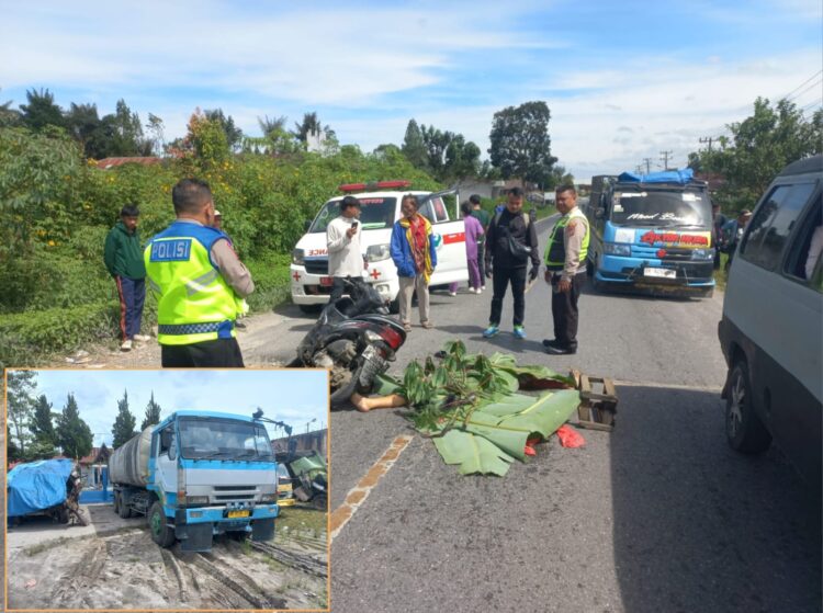 Personel Sat Lantas Polres Taput saat evakuasi TKP dan trusk tangki BBM melindas korban hingga tewas, Sabtu (13/1).