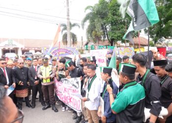 Ratusan massa HMI saat aksi di depan DPRD OKU Timur, Rabu (17/1).