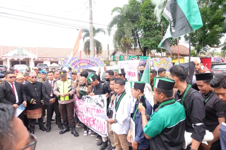 Ratusan massa HMI saat aksi di depan DPRD OKU Timur, Rabu (17/1).