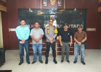 Kapolres Taput, AKBP. Ernis Sitinjak bersama insan pers, Kamis (18/1).