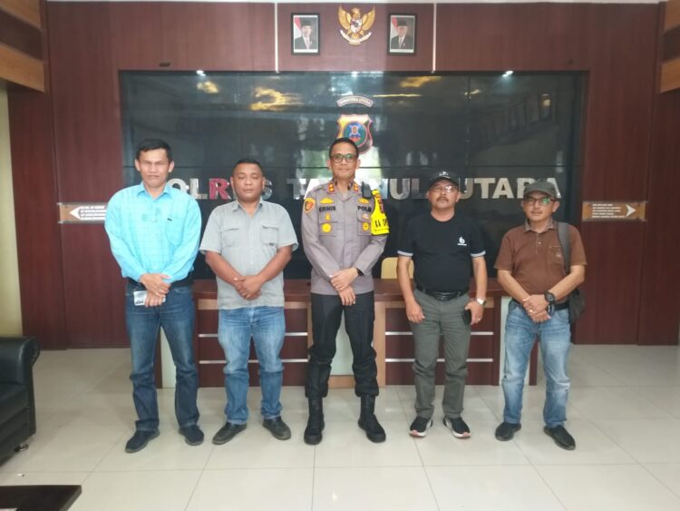 Kapolres Taput, AKBP. Ernis Sitinjak bersama insan pers, Kamis (18/1).