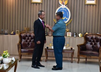Danpushidrosal, Laksamana Madya TNI Budi Purwanto saat menyematkan tanda kehormatan Satyalancana Dwidya Sistha kepada Ir. Sobri Ahmad Syawie MM, Kamis (18/1).