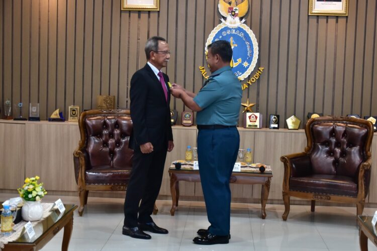 Danpushidrosal, Laksamana Madya TNI Budi Purwanto saat menyematkan tanda kehormatan Satyalancana Dwidya Sistha kepada Ir. Sobri Ahmad Syawie MM, Kamis (18/1).