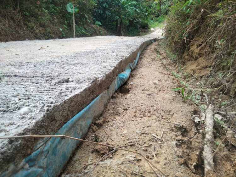 Kondisi rabat beton Nagori Partuahan yang asal jadi, Sabtu (20/1).