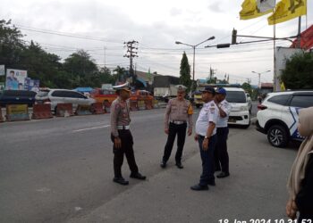 Kasat Lantas Polresta Deliserdang, Kompol. Budiono Saputro SH, MH didampingi Kanit Kamseltibcar Lantas AKP. Nasrul saat lakukan kajian analis, Jumat (19/1).