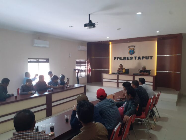 Kapolres Tapanuli Utara, AKBP. Ernis Sitinjak SH, SIK didampingi Kasi Humas Polres Tapanuli Utara, AIPTU. W Barimbing saat temu pers dan perkenalan bersama sejumlah jurrnalis, Jumat (19/1).