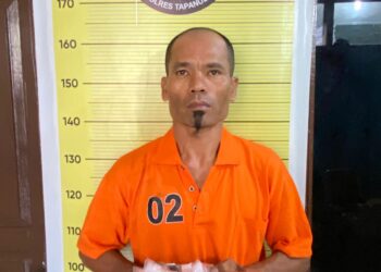 Tommer Simamora beserta barang bukti saat diamankan di Polres Taput, Sabtu (20/1).