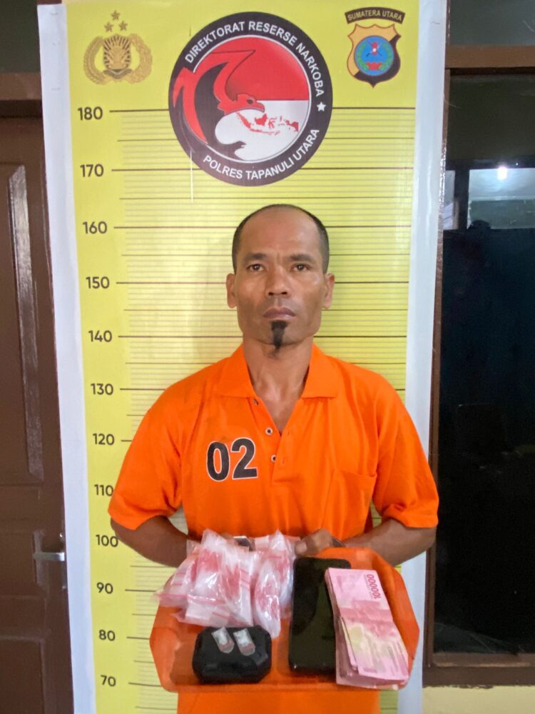 Tommer Simamora beserta barang bukti saat diamankan di Polres Taput, Sabtu (20/1).