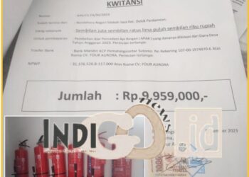 Kwintasi pembayaran pengadaan APAR dan tabung APAR yang digantung sembarang disalah satu dinding kantor Nagori, Senin (22/1).