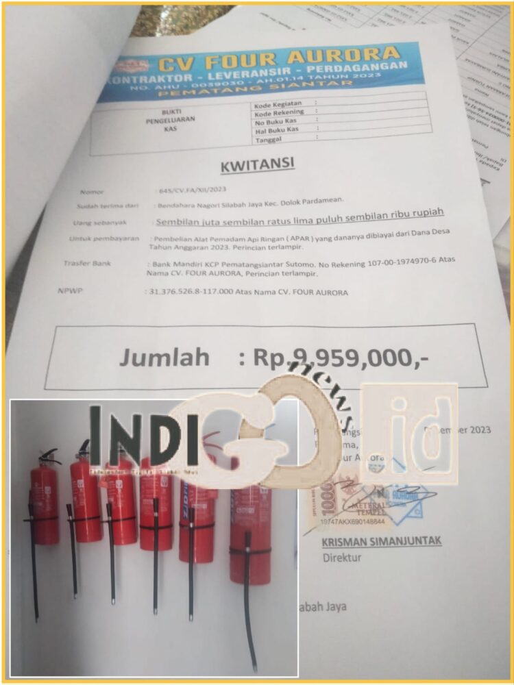 Kwintasi pembayaran pengadaan APAR dan tabung APAR yang digantung sembarang disalah satu dinding kantor Nagori, Senin (22/1).