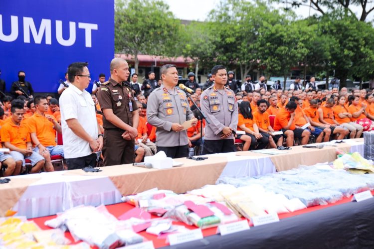 Kapolda Sumut, Irjen. Pol. Agung saat pimpin konferensi pers pengungkapan 2.252 jaringan narkoba, Minggu (21/1).