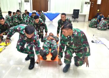 Anggota KRI Bantu Hidro - Oseanografi (BHO) dan Unit Survei Pushidrosal saat pelatihan, Selasa (23/1).