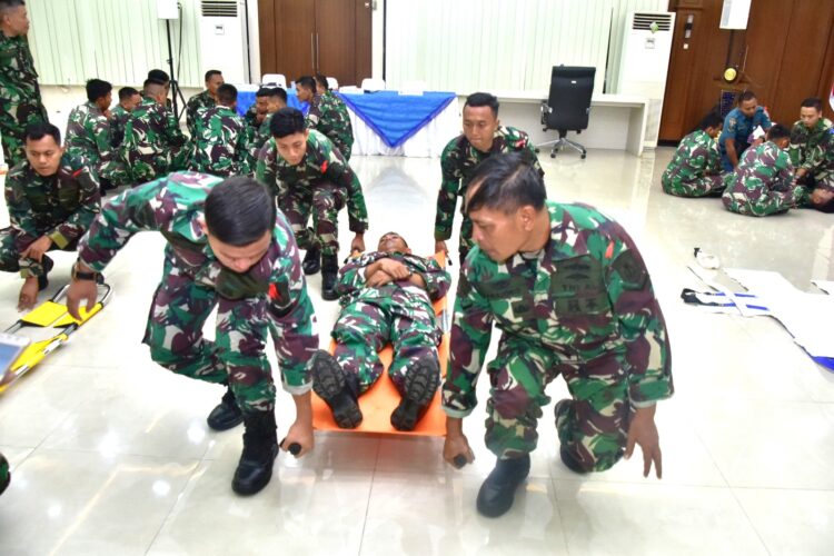 Anggota KRI Bantu Hidro - Oseanografi (BHO) dan Unit Survei Pushidrosal saat pelatihan, Selasa (23/1).