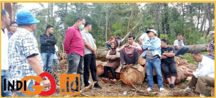 Keluarga Op. Banggar Nababan saat menghentikan aktifitas dilahan Anthon Sihombing, Kamis (25/1).