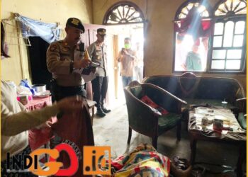 Personel Polres Diari saat evakuasi jenazah Rostianna br Rajagukguk yang sudah mulai membusuk, Rabu (24/1).