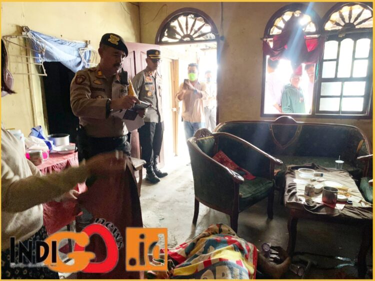 Personel Polres Diari saat evakuasi jenazah Rostianna br Rajagukguk yang sudah mulai membusuk, Rabu (24/1).