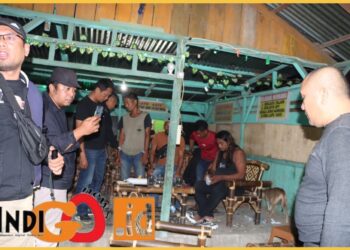 Personel Polres Karo saat mengamankan 14 orang di Cafe Gondrong, Kamis malam (25/1).