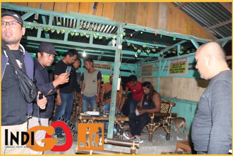 Personel Polres Karo saat mengamankan 14 orang di Cafe Gondrong, Kamis malam (25/1).