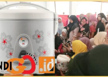 Warga berkerumun disalah satu tempat untuk menerima bantuan rice cooker, Selasa (6/2).