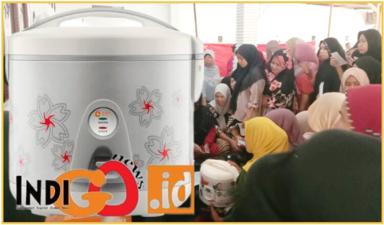 Warga berkerumun disalah satu tempat untuk menerima bantuan rice cooker, Selasa (6/2).