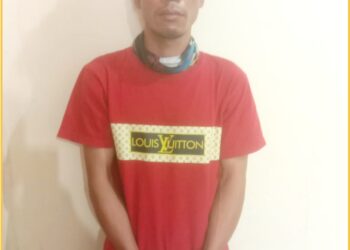 Sabar Parningotan Simatupang tersangka pencuri baseband tower Telkomsel saat diamankan di Polres Taput, Kamis (8/2).